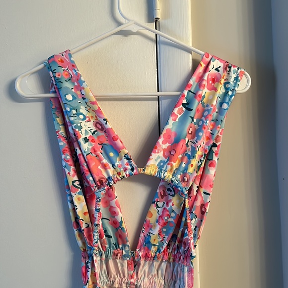 A colorful flower backless mini dress! Very lightweight and sweat-proof. - Picture 4 of 5